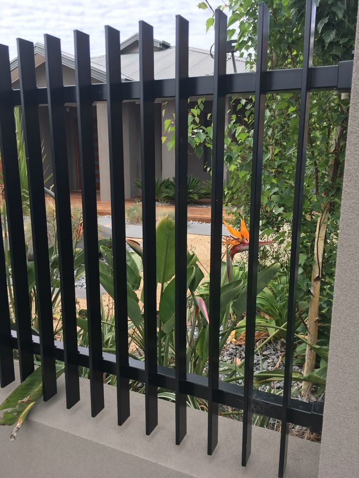 شبوك حديد مودرن بتصميم "لوفر" طولي.